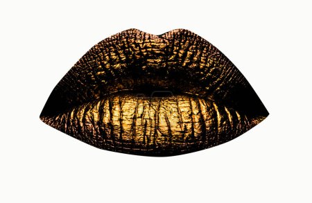 Téléchargez les photos : Lèvres dorées en gros plan. Lèvre en métal doré. Beau maquillage. Lèvres dorées brillantes sur la beauté de la bouche féminine, gros plan. Icône de bouche - en image libre de droit