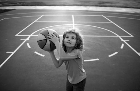 Téléchargez les photos : Enfant garçon se préparant pour le basket. Meilleur sport pour les enfants - en image libre de droit