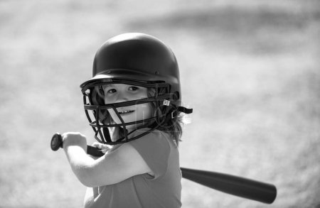 Téléchargez les photos : Joueur de baseball en casque de baseball et batte de baseball - en image libre de droit