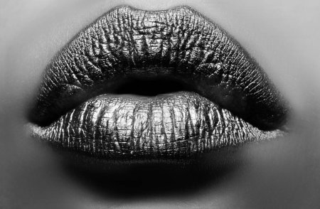 Téléchargez les photos : Des lèvres d'or. Femme wouth fermer avec rouge à lèvres de couleur dorée sur la lèvre. Glitter lèvres brillantes mordant - en image libre de droit