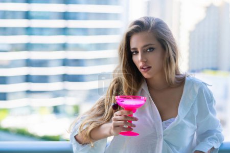 Photo for Beautiful woman enjoy drink coctail at terrace balcony on summer vacation time. Elegant woman drinking alcoholic cocktail on home. Beautiful girl drinking cocktail - Royalty Free Image