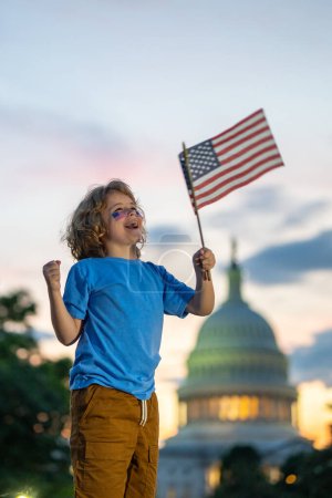 Téléchargez les photos : Le jour des élections. Enfant avec drapeau américain dans le Capitole de Washington, bâtiment du Congrès. Concept de vote. Jour du drapeau américain. Vote et élections aux États-Unis. Elections américaines, élections présidentielles en Amérique - en image libre de droit