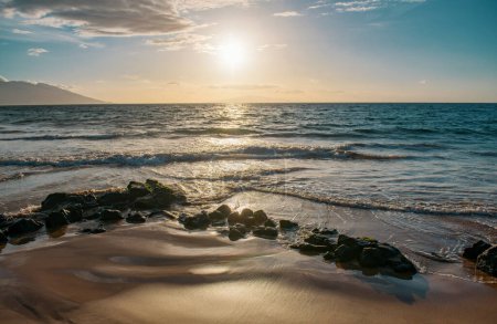 Foto de Vacaciones de verano en una playa tropical. Playa paradisíaca con puesta de sol y aguas cristalinas del mar. Fondo playa océano - Imagen libre de derechos