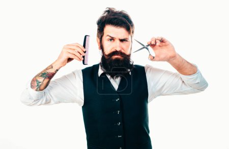 Téléchargez les photos : Homme barbu, portrait de l'homme à longue barbe et moustache. Peigne de coiffeur et ciseaux pour salon de coiffure. Salon de coiffure vintage, rasage - en image libre de droit