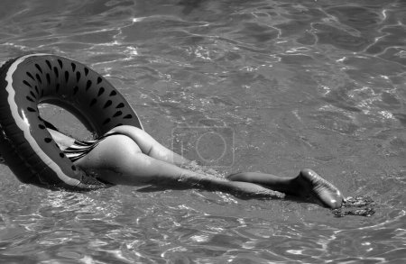 Téléchargez les photos : Pretty woman enjoying a swimming pool. Young sexy woman butt close up. Back view of sexy butt - en image libre de droit