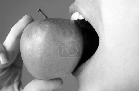 Foto de Los dientes blancos sanos se cierran con una manzana. Cuidado dental. Dientes humanos - Imagen libre de derechos