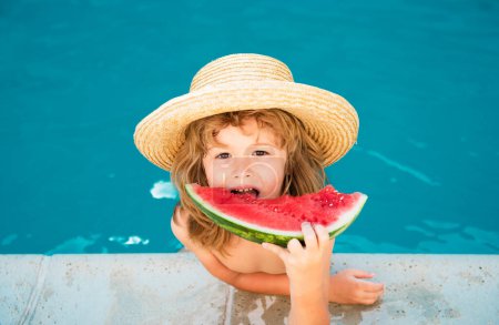 Foto de Niño con sandía sonriendo nadando en la piscina en verano en el complejo. Niños con trozo de sandía al aire libre. Vacaciones de verano y concepto de alimentación saludable - Imagen libre de derechos