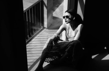 Foto de Modelo de moda en gafas de sol, mujer con estilo en traje casual de verano - Imagen libre de derechos