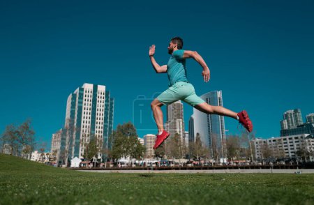 Téléchargez les photos : Coureur actif en bonne santé faisant du jogging extérieur. Mode de vie sain homme d'âge moyen coureur courir sur citi urbain San Diego - en image libre de droit