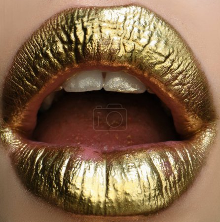 Téléchargez les photos : Fille sexy lèvres d'or, bouche ouverte d'or. Maquillage peau dorée éclatante. Glitter métallisé brillant rouge à lèvres doré maquillage - en image libre de droit