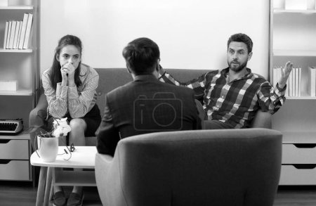 Foto de Psicóloga trabajadora social hablando con pareja joven. Terapia familiar. Asesoramiento para la depresión - Imagen libre de derechos