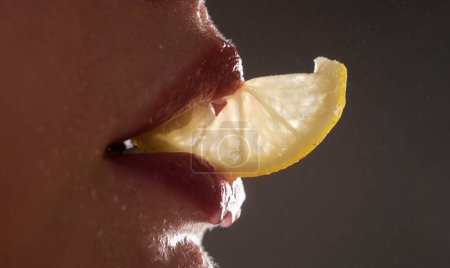 Téléchargez les photos : Gros plan lèvres naturelles parfaites avec du citron, bouche féminine. Dodu sexy sensuel lèvres pleines. Macro lèvres et bouche. Belles lèvres tendres - en image libre de droit