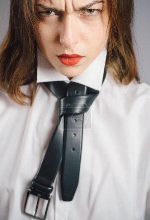 Foto de Descontento. Mujer joven atractiva con labios rojos. Feminismo. De cerca. - Imagen libre de derechos