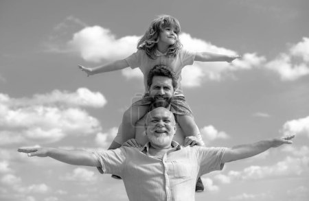 Téléchargez les photos : Portrait de grand-père, fils et petit-fils levant la main ou volant à bras ouverts. Concept de parentalité - en image libre de droit