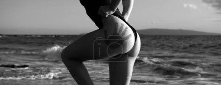 Foto de Sexy summer woman butt. Girl buttocks in bikini. Seductive girl show beautiful ass, buttocks. Sexy woman body in swimsuit. Wide banner - Imagen libre de derechos