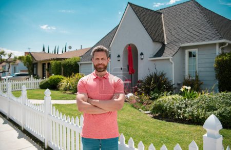 Téléchargez les photos : Homme d'affaires extérieur près de la maison, louer une nouvelle maison - en image libre de droit