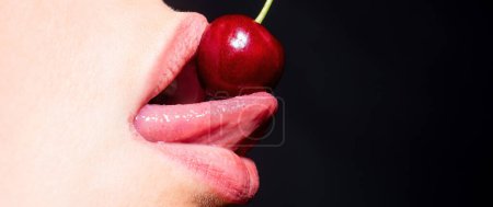 Foto de Cereza en boca de mujer. Cerezas en labios de mujer. Lame la lengua cereza, macro, de cerca. Verano frutas sexy, bandera - Imagen libre de derechos