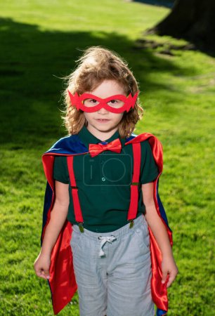 Foto de Niño superhéroe al aire libre en el parque. Concepto de poder infantil - Imagen libre de derechos