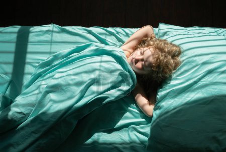 Foto de Niños durmiendo. Ropa de cama y colchón en dormitorio infantil - Imagen libre de derechos