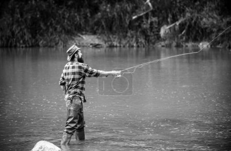 Téléchargez les photos : Loisirs de pêche et week-end d'été. Barbu hommes pêcheur avec canne à pêche - en image libre de droit