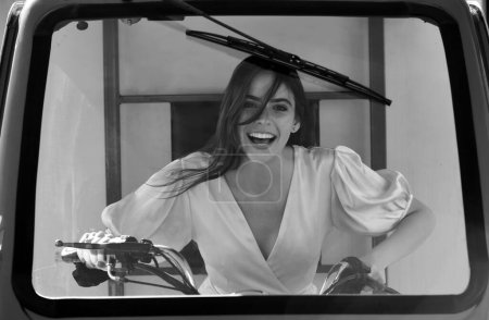 Foto de Una mujer graciosa en un coche electro. Salvando la ecología. Coches eléctricos - Imagen libre de derechos