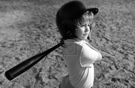 Foto de Niño en casco de béisbol y bate de béisbol listo para batear - Imagen libre de derechos
