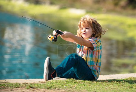 Foto de Niño pescando en el lago. Niño pescador con hilandero en el río. Retrato de niño emocionado pescando. Chico en embarcadero con varilla. Concepto de pesca - Imagen libre de derechos