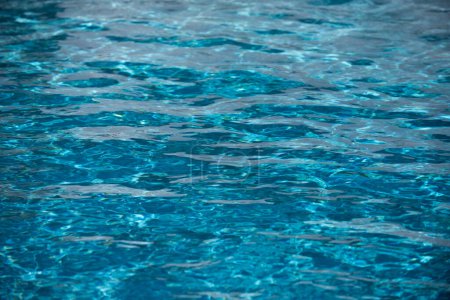 Foto de Ripple Agua en piscina con reflejo solar. Fondo de agua ondulada - Imagen libre de derechos