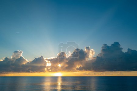 Foto de Playa de mar con puesta de sol o salida del sol. Paisaje nublado sobre el mar al atardecer. Puesta de sol en la playa tropical. Naturaleza puesta del sol paisaje de fondo de mar fondo de pantalla - Imagen libre de derechos