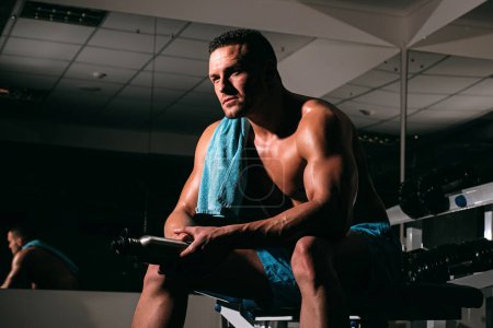 Sportler im Fitnessstudio. Sportlicher Mann mit nacktem Oberkörper. Workout-Typ. Kraftvoller athletischer Körper. Sportler
