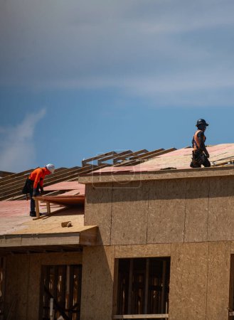 Téléchargez les photos : Toiture du constructeur de toiture sur la structure du toit - en image libre de droit