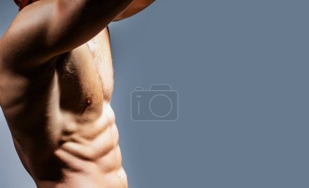 Foto de Sexy musculoso guapo modelo masculino en topless. Cuerpo muscular. Hombre musculoso. Forma del cuerpo masculino, hombre fuerte. Un joven atlético posando sin camisa. Gay con el torso desnudo. Modelo muscular - Imagen libre de derechos