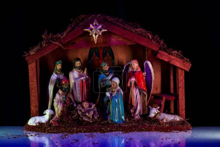 Téléchargez les photos : Sainte famille. Crêche de Noël avec Joseph Marie et Jésus. Manger de Noël scène avec des figurines, y compris Jésus, Marie, Joseph, moutons et mages - en image libre de droit