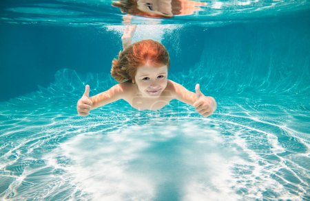Foto de Niños bajo el agua nadan en la piscina de agua se divierten bajo el agua en las vacaciones de verano - Imagen libre de derechos