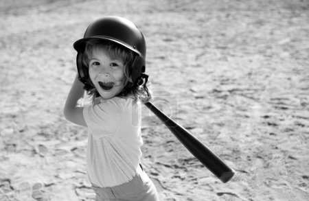 Téléchargez les photos : Portrait du joueur de baseball surpris excité enfant portant un casque et tenir batte de baseball - en image libre de droit