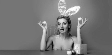 Téléchargez les photos : Bannière de Pâques avec lapin femme. Surprise lapin fille. Jeune femme aux oreilles de lapin - en image libre de droit