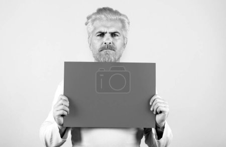 Foto de Hombre sosteniendo tablero vacío. Venta. Caucásico rubia modelo masculino posando en el concepto de moda studio shoot - Imagen libre de derechos