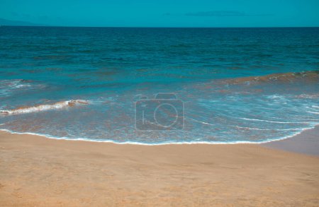 Foto de Idílica playa escena en Tailandia. Mar azul tropical y un fondo de playa de arena - Imagen libre de derechos