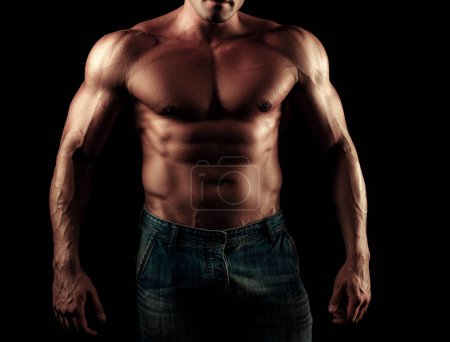 Foto de Hombre desnudo. Un tipo musculoso con un torso sexy. Hombre masculino guapo - Imagen libre de derechos