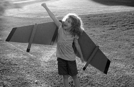 Téléchargez les photos : Super héros avec jetpack. Enfant pilote jouer le jour d'été. Succès, concept de leader et gagnant. Imagination et liberté. - en image libre de droit