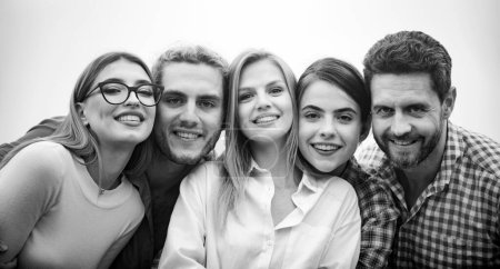 Foto de Felices estudiantes de compañía mejores amigos haciendo selfies. Grupo de jóvenes posando juntos con sonrisa - Imagen libre de derechos