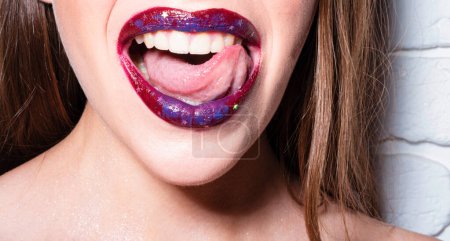 Téléchargez les photos : Des lèvres pleines sexy. Gloss des lèvres et de la bouche des femmes. Lèvres sensuelles - en image libre de droit