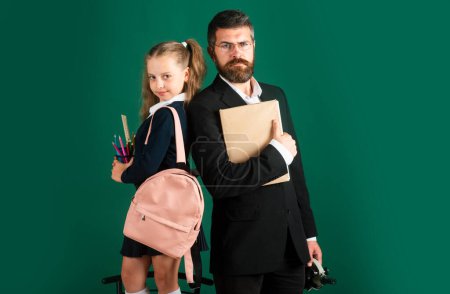 Foto de De vuelta a la escuela, estudiante con uniforme. Padre o maestra y niña en primer grado - Imagen libre de derechos