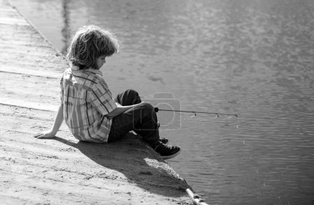 Foto de Pesca infantil en el río o lago. Niño pescador. Actividad de verano al aire libre. Niño pescando en el río con caña - Imagen libre de derechos