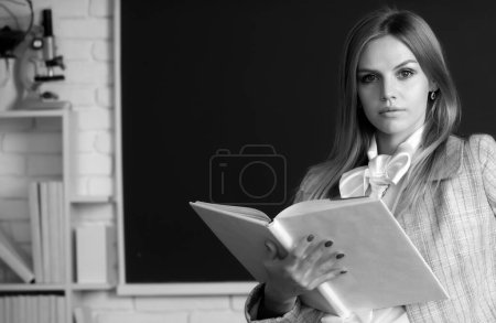 Foto de Retrato de cerca de una joven estudiante universitaria que estudia en clase con antecedentes en pizarra - Imagen libre de derechos