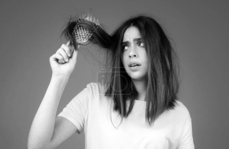 Foto de Peine de mano de mujer con grave problema de pérdida de cabello para champú de cuidado de la salud - Imagen libre de derechos