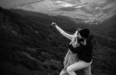 Téléchargez les photos : Couple tournage selfie sur fond de forêt. Concept de nature et style de vie. Amoureux romantiques au camping de campagne - en image libre de droit