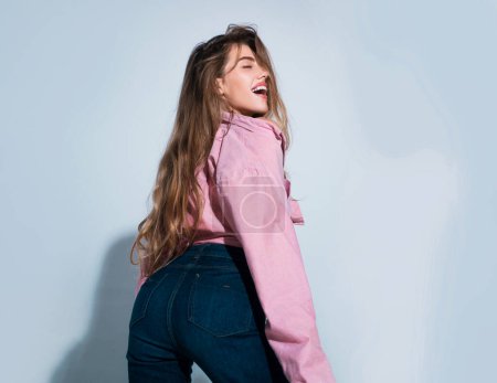 Foto de Mujer de moda en camisa rosa y jeans. Modelo de moda, mujer elegante en vestido de moda posando en el estudio - Imagen libre de derechos