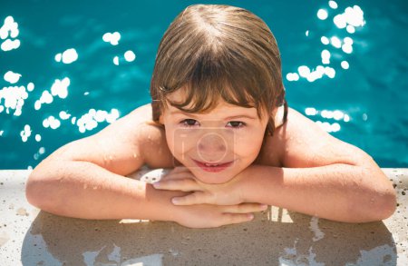 Téléchargez les photos : Enfant caucasien en portrait de piscine de près. Face d'enfant. Activités d'été pour enfants - en image libre de droit