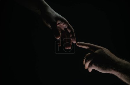 Téléchargez les photos : Deux mains au moment de l'adieu. La main tendue des relations. Aide ami à traverser une période difficile. geste de sauvetage, soutien, amitié et concept de salut. Création manuelle d'adam - en image libre de droit